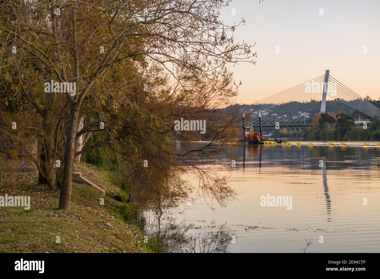 Parque Verde Coimbra Pôr do Sol Green Park Laranja Orange Tramonto Ponte Rainha Isabel Autunno Mondego Barco Sereno Portogallo natura Paesaggio Foto Stock