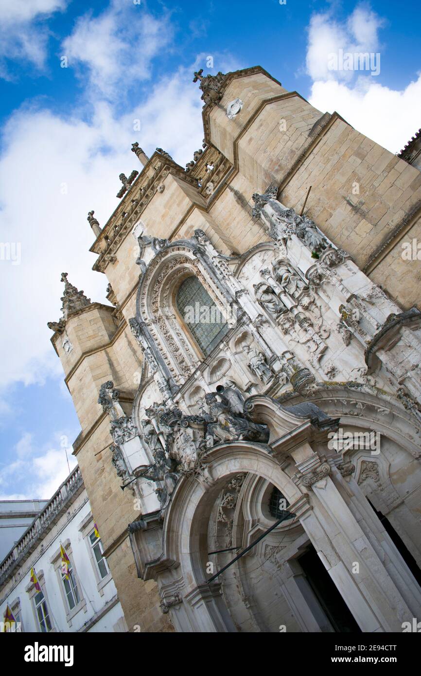 Igreja de Santa Cruz Church em in Coimbra Céu Azul Blue Sky Limpo dia Verão Summer Day Nuvens Brancas White Clouds Religião Património Cultura Bright Foto Stock