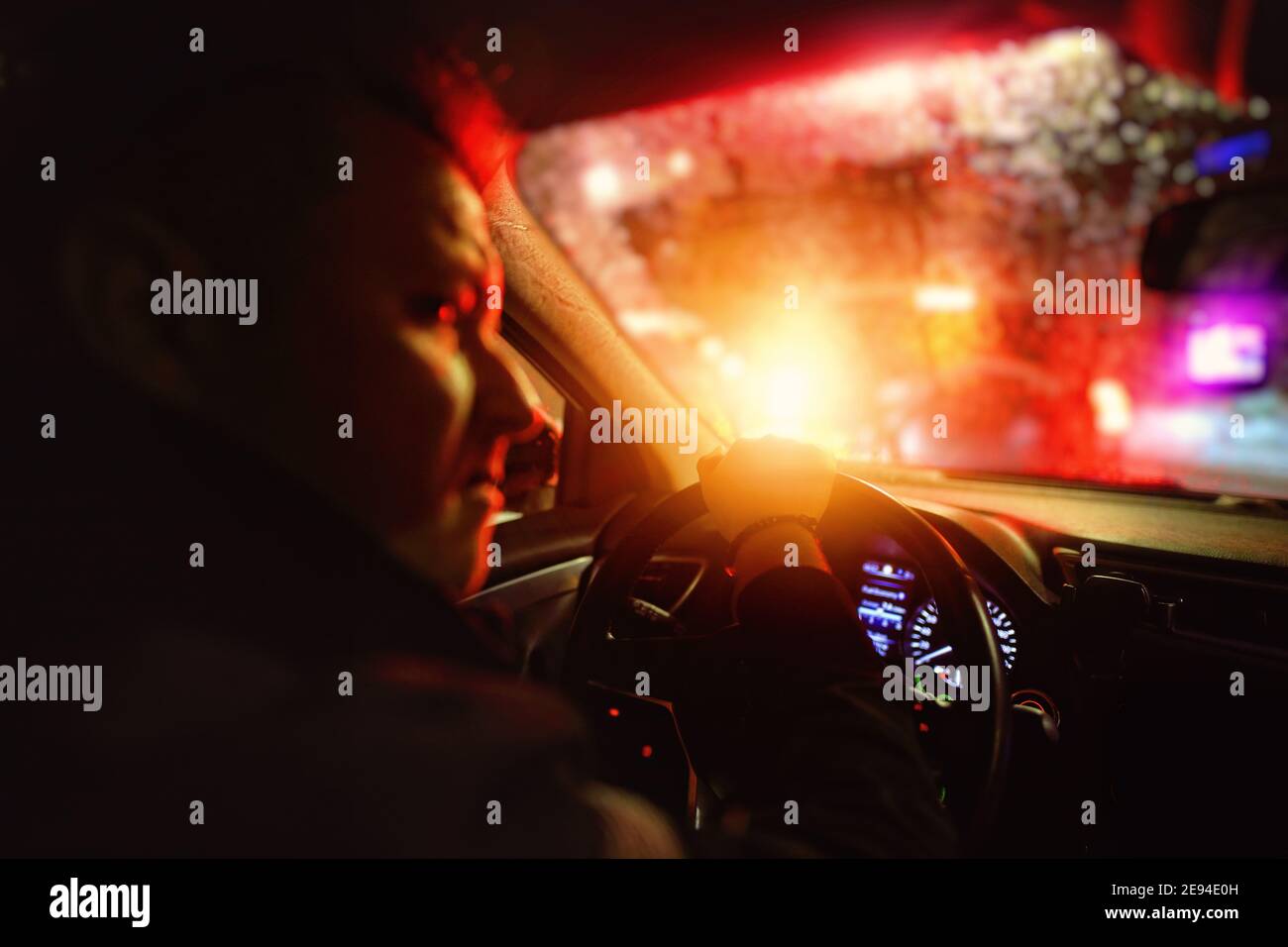 colorata città al neon dalla vista del passeggero dell'auto Foto Stock