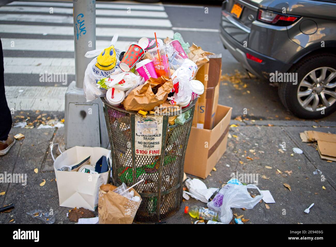 New York, NY, USA - 1 febbraio 2021: I rifiuti possono traboccare di rifiuti su un marciapiede di Manhattan Foto Stock