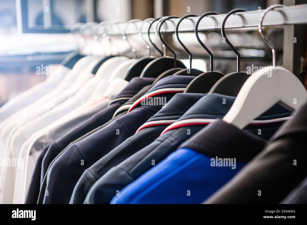 Portapacchi Supreme Commercial Grade con Polos Hanging in vendita. Negozio  di abbigliamento. Settore dell'abbigliamento e tema aziendale Foto stock -  Alamy