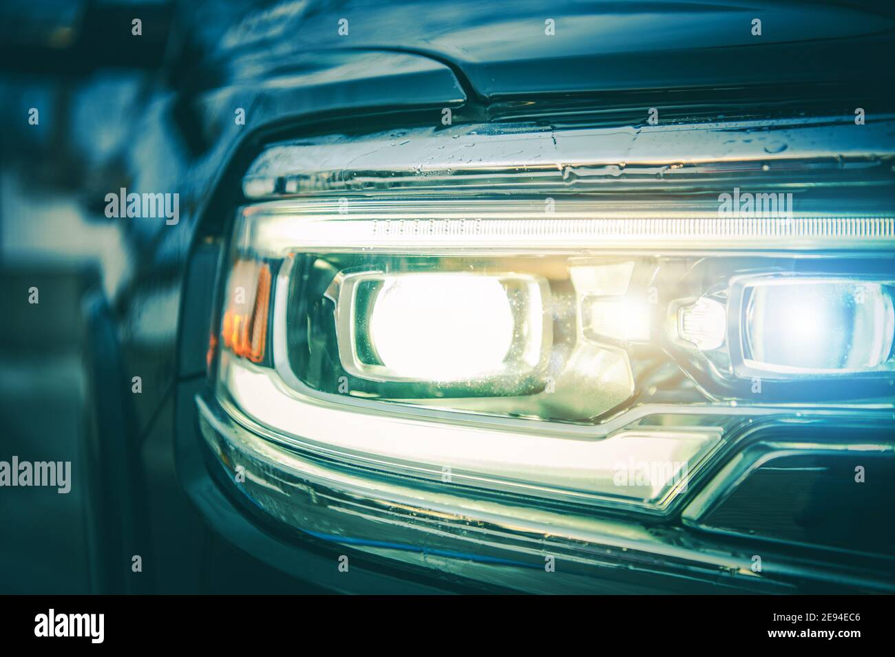 Potenti e moderne luci a LED e laser per una maggiore sicurezza su strada di notte. Caratteristiche del futuro dei trasporti. Industria automobilistica. Foto Stock