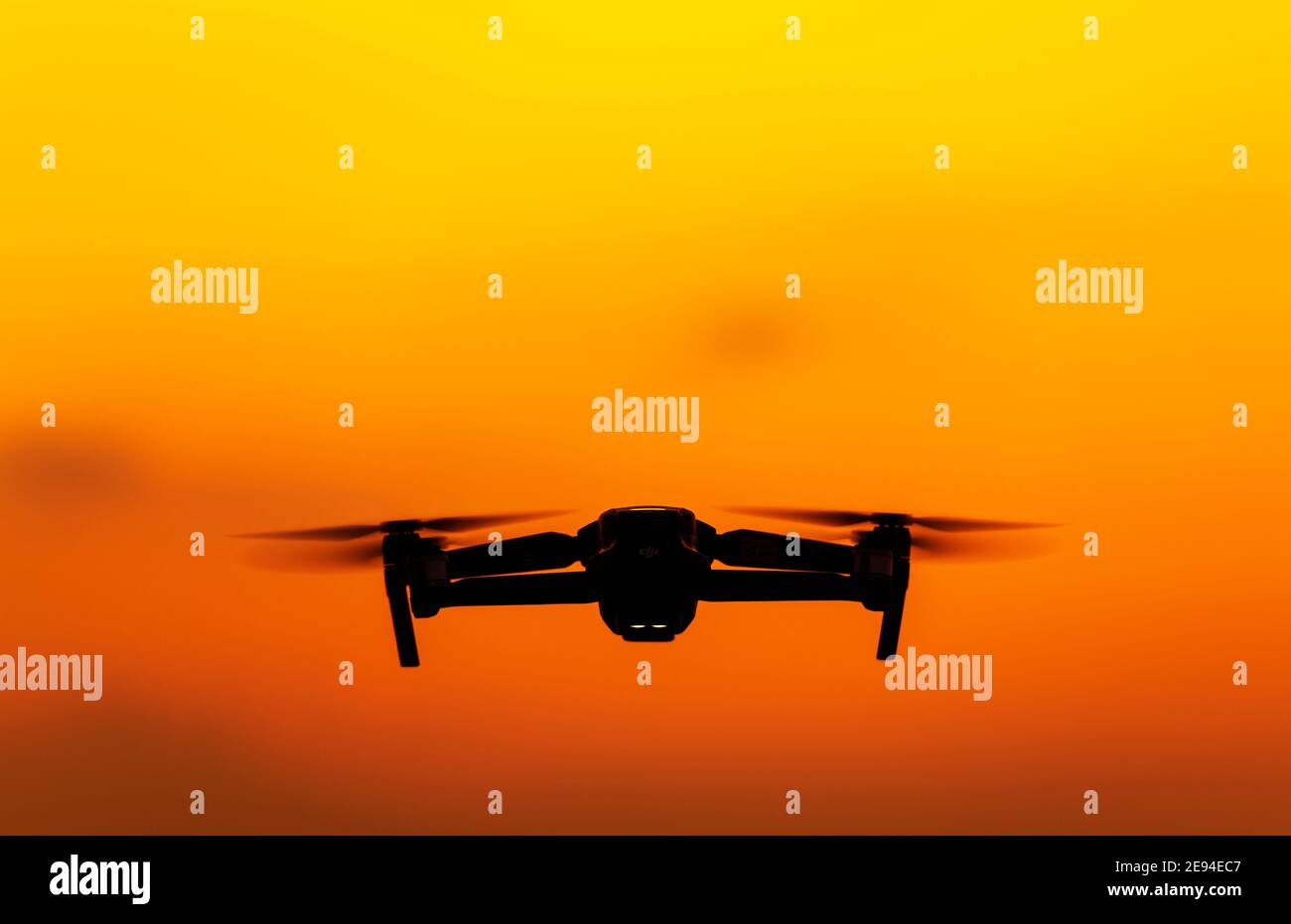 Tecnologie di velivoli senza equipaggio. Drone moderno di peso medio sul cielo durante il tramonto panoramico. Top Copy Space (spazio copia superiore). Foto Stock