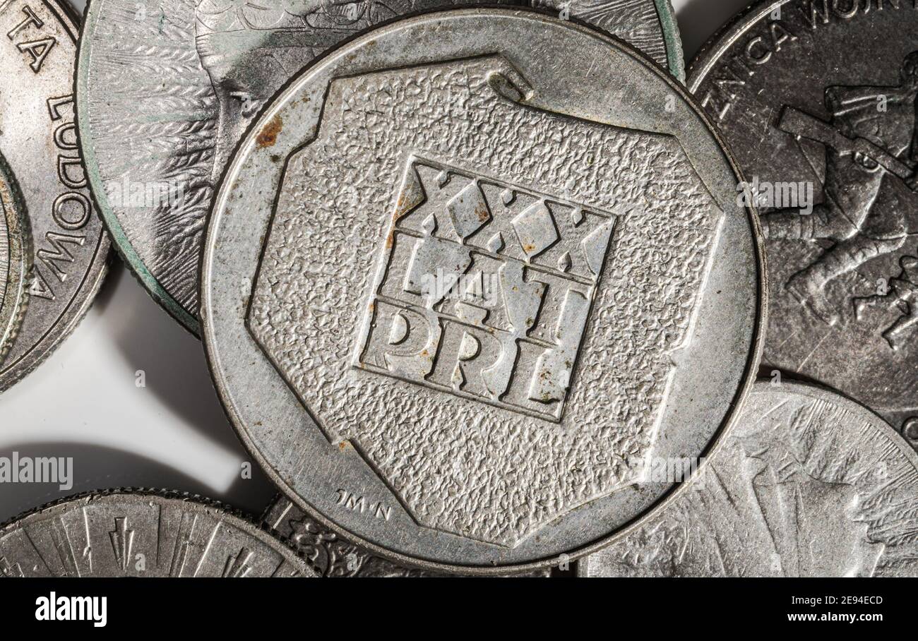 30 anni di Repubblica popolare Polacca invecchiato moneta storica e collezionabile polacca. Foto Stock