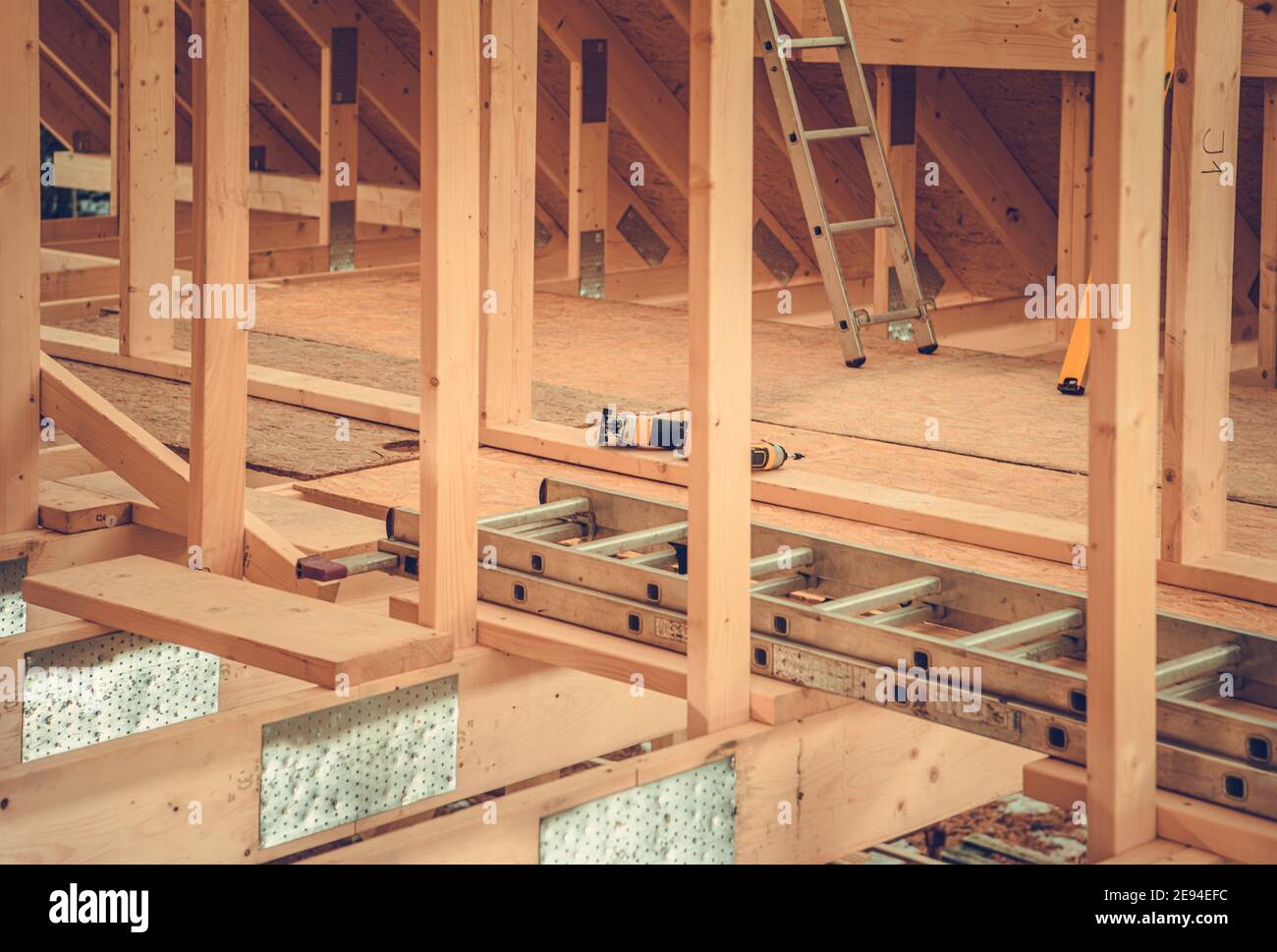 Parte del telaio di scheletro della casa di legno nel cantiere. Costruire case di legno. Tema industriale. Foto Stock