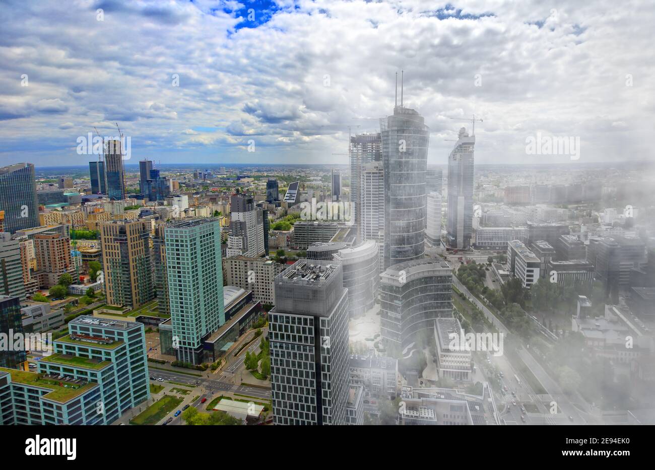 Confronto tra una città pulita e una inquinata dallo smog Foto Stock