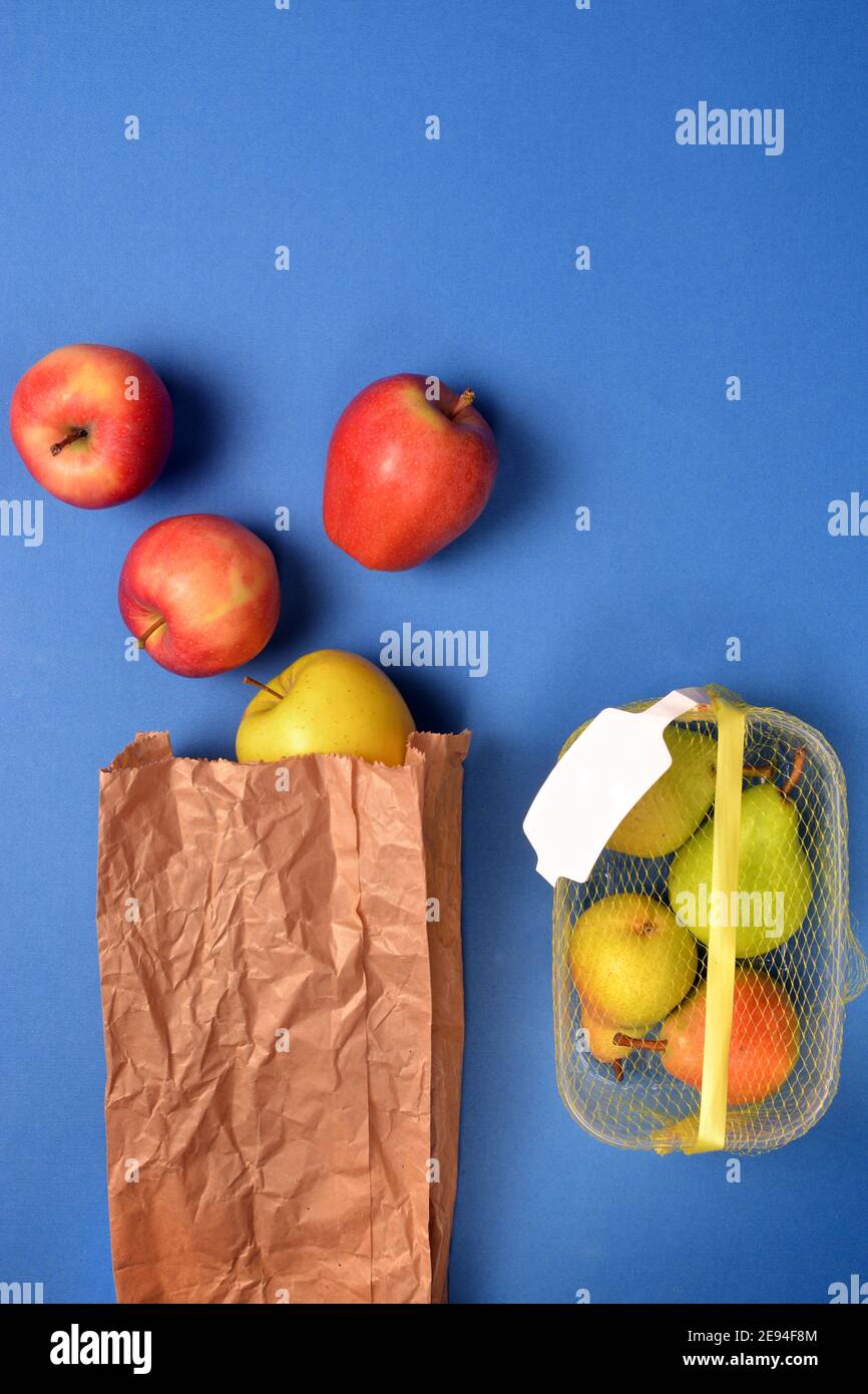 Dettaglio della frutta acquistata in confezione di plastica e in carta borse Foto Stock