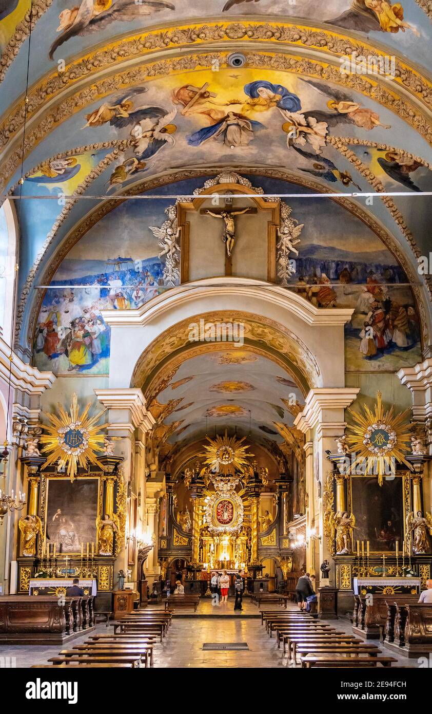 Kalwaria Zebrzydowska, Polonia - 27 agosto 2020: Navata principale della Basilica di Santa Maria nel monastero dell'Ordine Bernardino all'interno del pellegrinaggio Calvario Mannerist Foto Stock