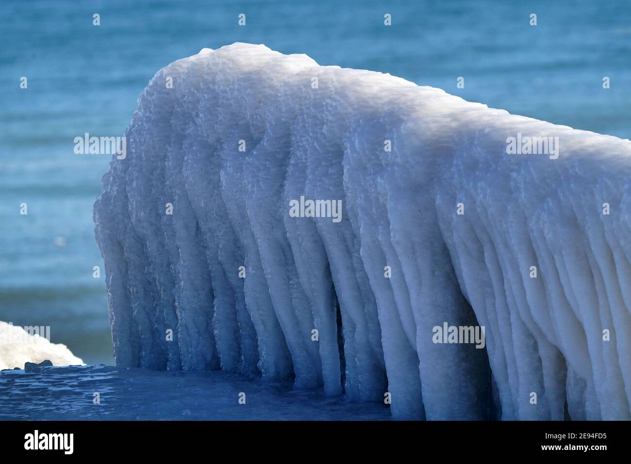 Accumulo di ghiaccio sulla recinzione sul molo Foto Stock