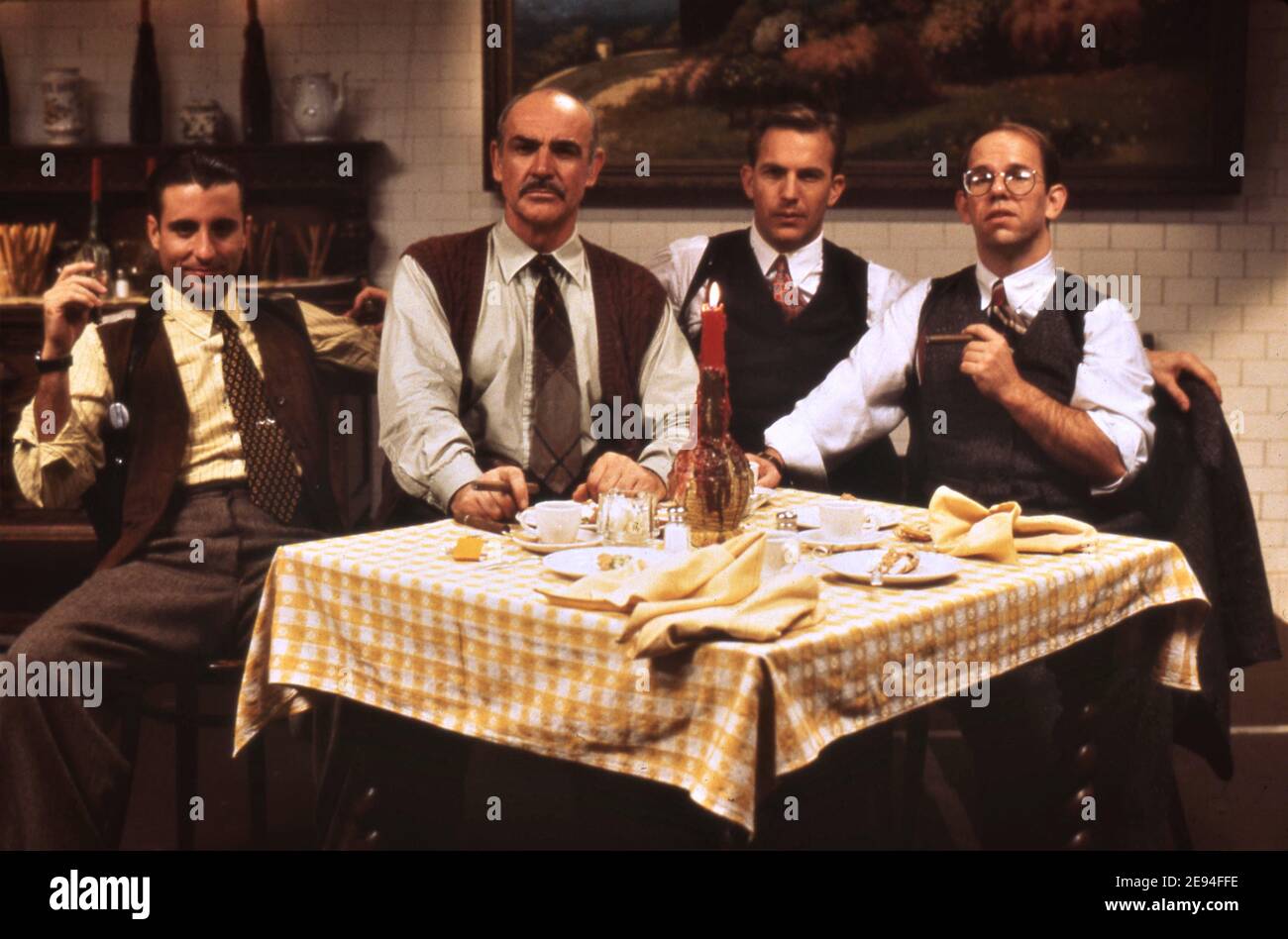 ANDY GARCIA SEAN CONNERY KEVIN COSTNER E CHARLES MARTIIN SMITH Nel 1987 IL regista INTOCCABILE BRIAN DE PALMA scrittore David Mamet music Ennio Morricone guardaroba Georgio Armani Paramount Pictures Foto Stock