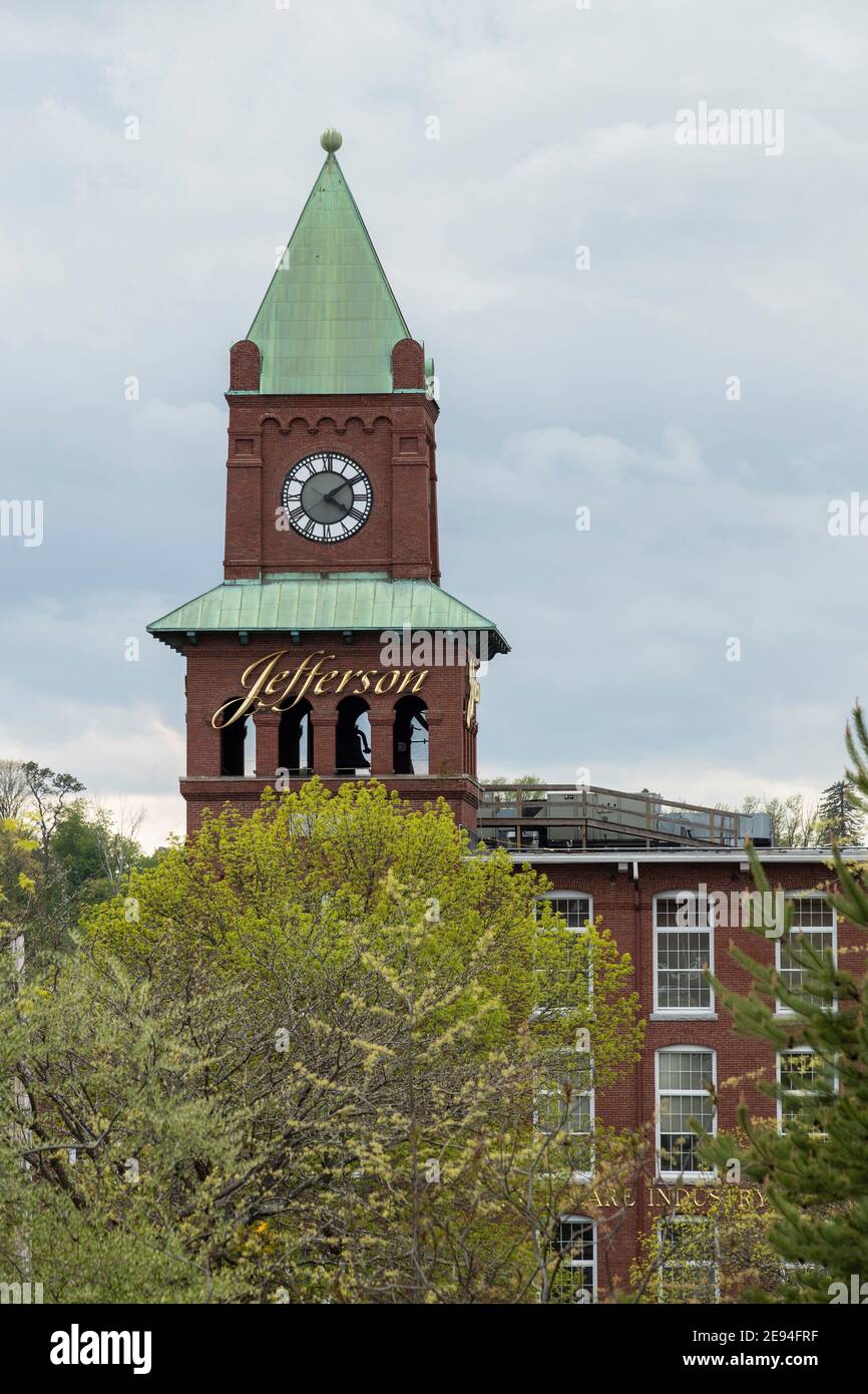 Conosciuto in questo giorno come Mill 10, il Jefferson ha recentemente ristrutturato spazio che è ora appartamenti che corrono lungo il canale del fiume Merrimack. La spia MIL Foto Stock