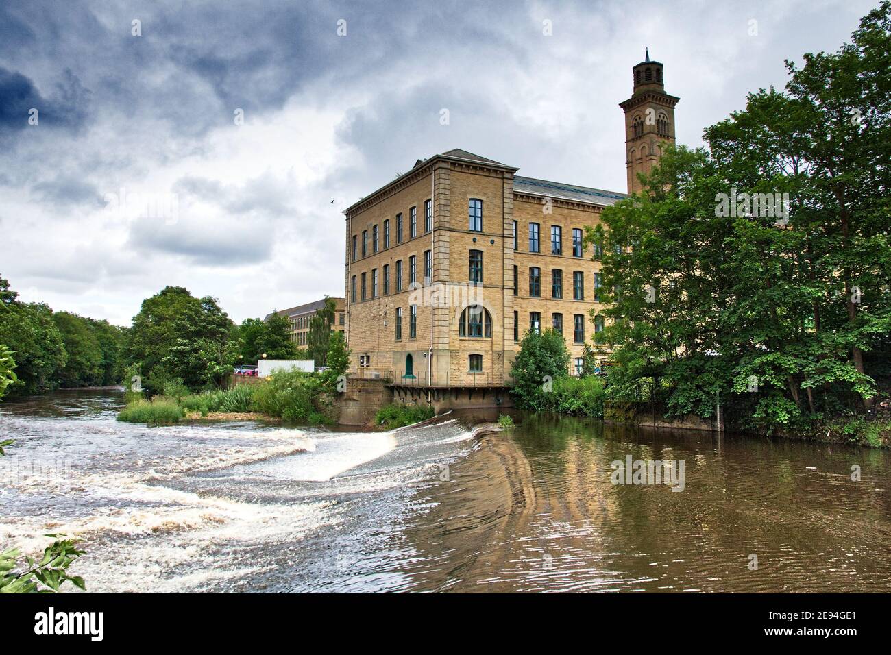 Saltaire ex mulino tessile (Salts Mill) nel modello di stile vittoriano village a Shipley (Inghilterra) elencati come Patrimonio Mondiale dell'UNESCO. Foto Stock