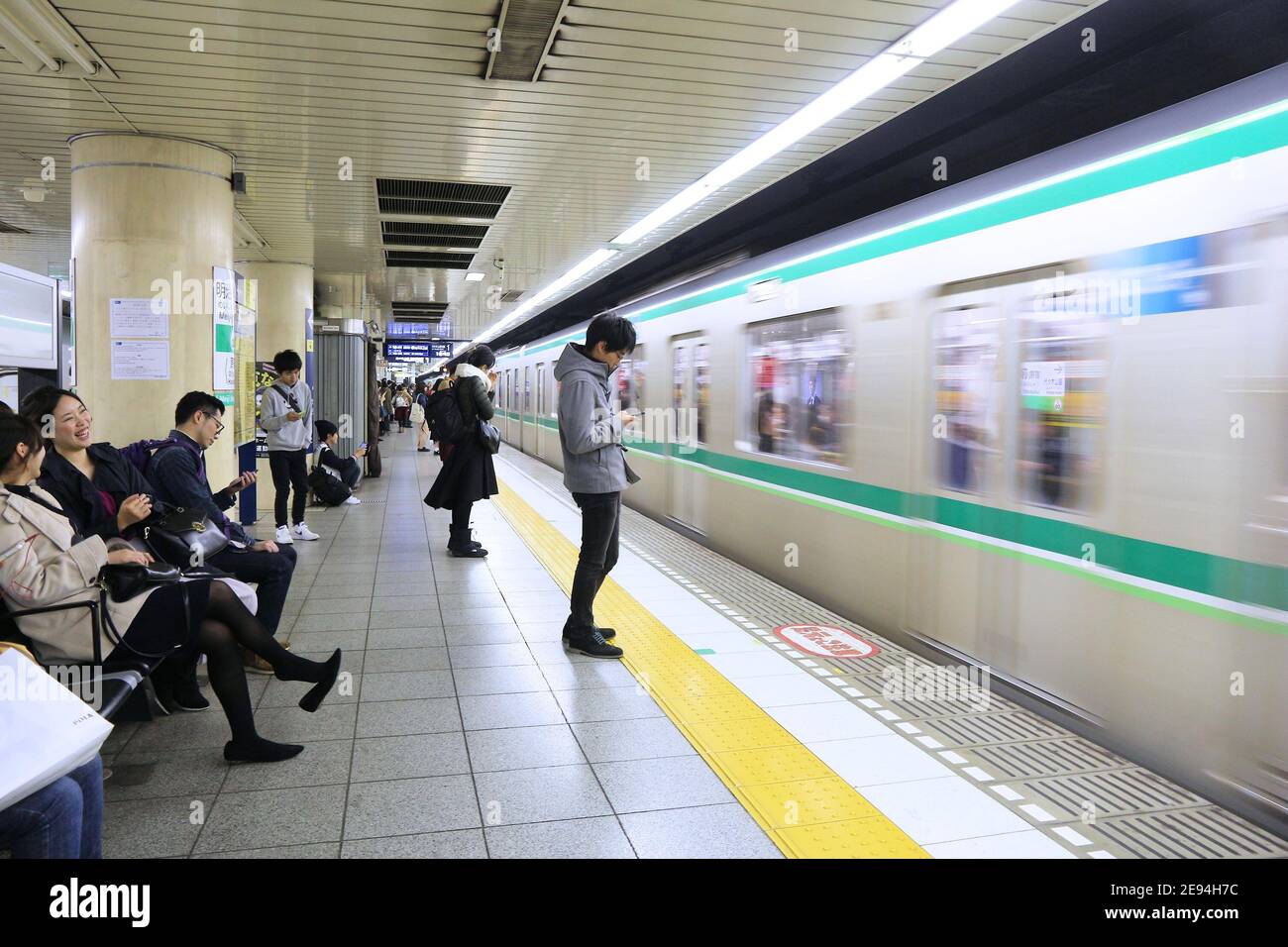 TOKYO, Giappone - 4 dicembre 2016: la gente in attesa per i treni della metropolitana di Tokyo. La Toei metropolitana e metropolitana di Tokyo hanno 285 stazioni e hanno 8,7 milioni di utenti ogni giorno. Foto Stock