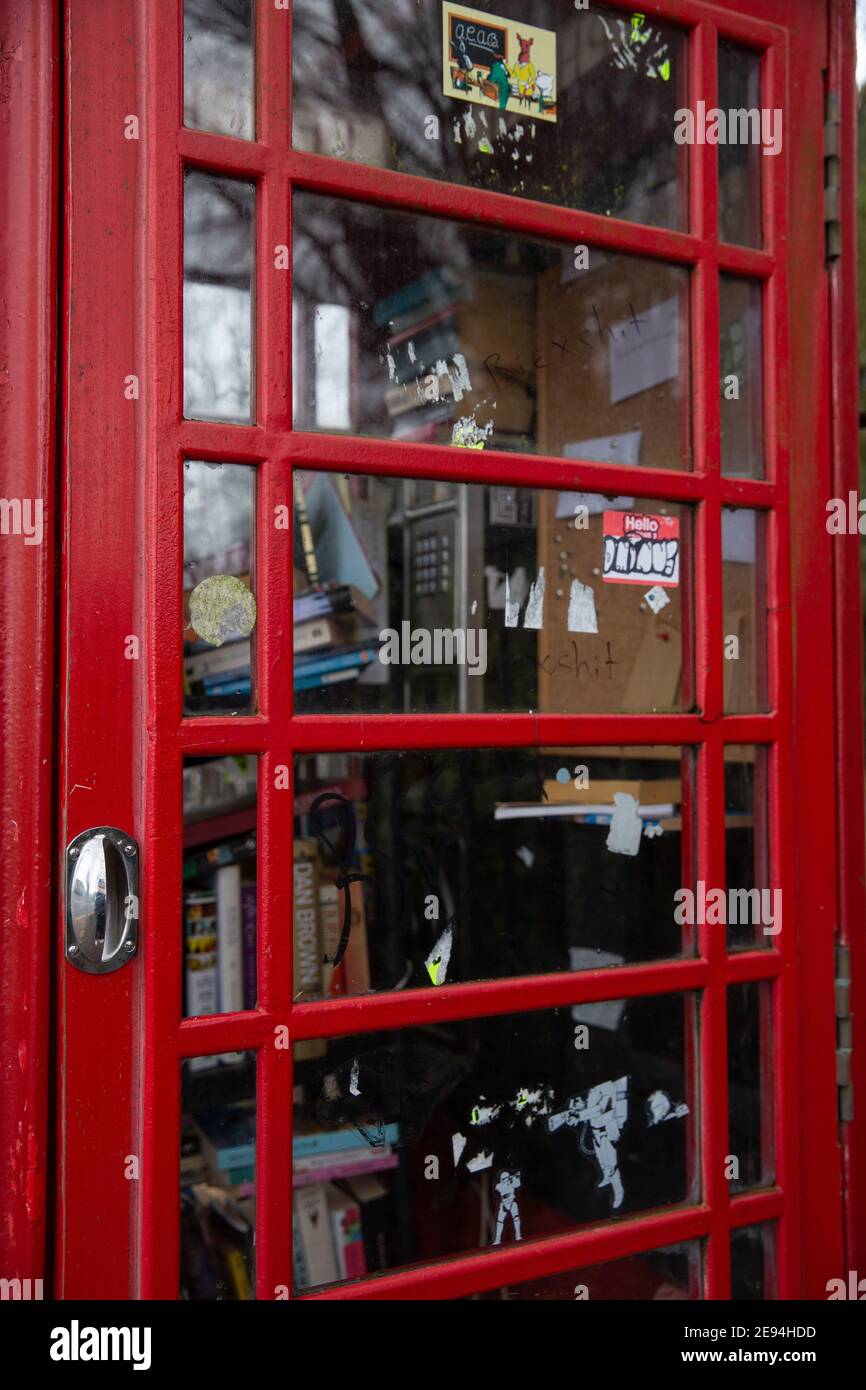 Cardiff, Galles. 2 Febbraio 2021. Uno scambio di seme della Comunità è stato recentemente istituito dai membri della comunità locale in una delle librerie della scatola postale, Foto Stock