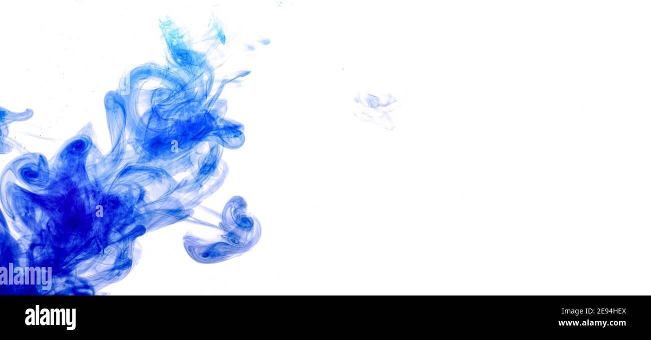 Inchiostro blu iniettato in acqua da siringa, mescolando colore con acqua creando forme astratte, banner con spazio per il testo a destra Foto Stock