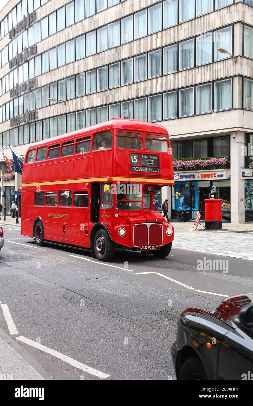 LONDRA, Regno Unito - 8 LUGLIO 2016: La gente guida uno storico autobus Routemaster a due piani a Londra, Regno Unito. Trasporti per Londra (TFL) gestisce 8,000 autobus su 67 Foto Stock