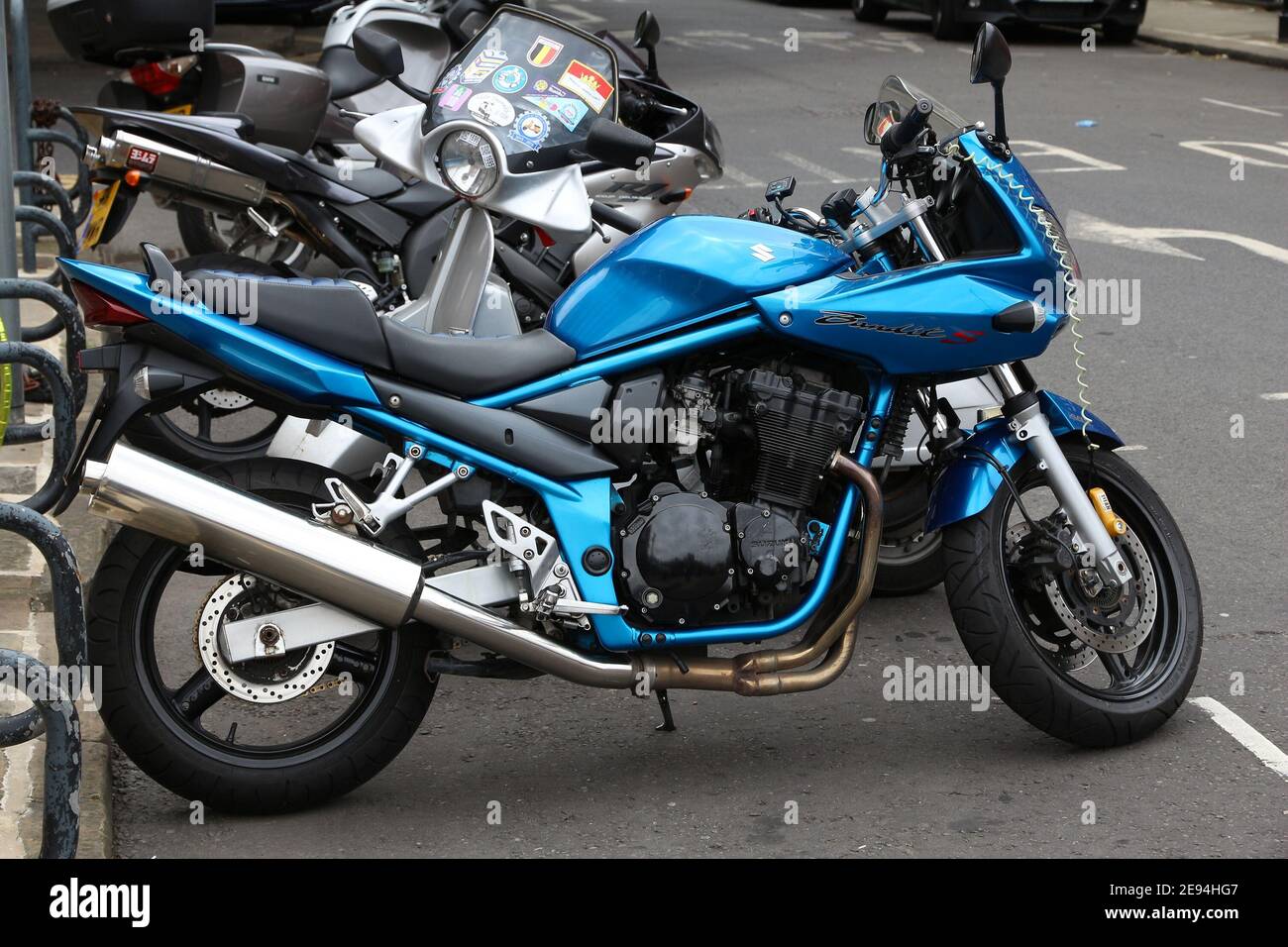 LEEDS, UK - 12 LUGLIO 2016: Blue Suzuki Bandit S (GSF1200) moto sportiva parcheggiata a Leeds. È una moto a quattro cilindri. Foto Stock