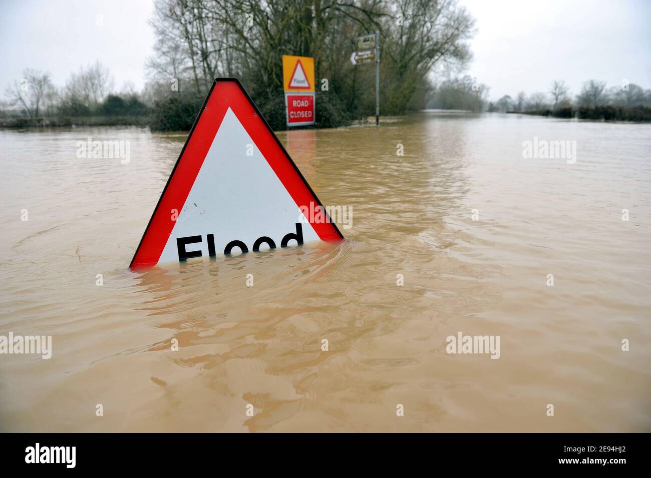 La strada B4213 per Tirley è chiusa a causa di profonde inondazioni subito dopo Apperley. Alluvione lungo il fiume Severn nel Gloucestershire tra Tewkesbury A. Foto Stock