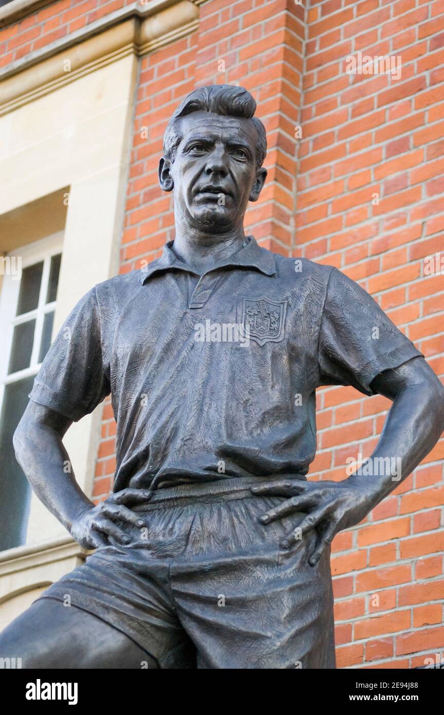 FULHAM, LONDRA, INGHILTERRA - LUGLIO 23: Statua d'Inghilterra e capitano di calcio Fulham Johnny Haynes (1934 - 2005). Haynes è stato il primo giocatore ad essere pagato & Foto Stock