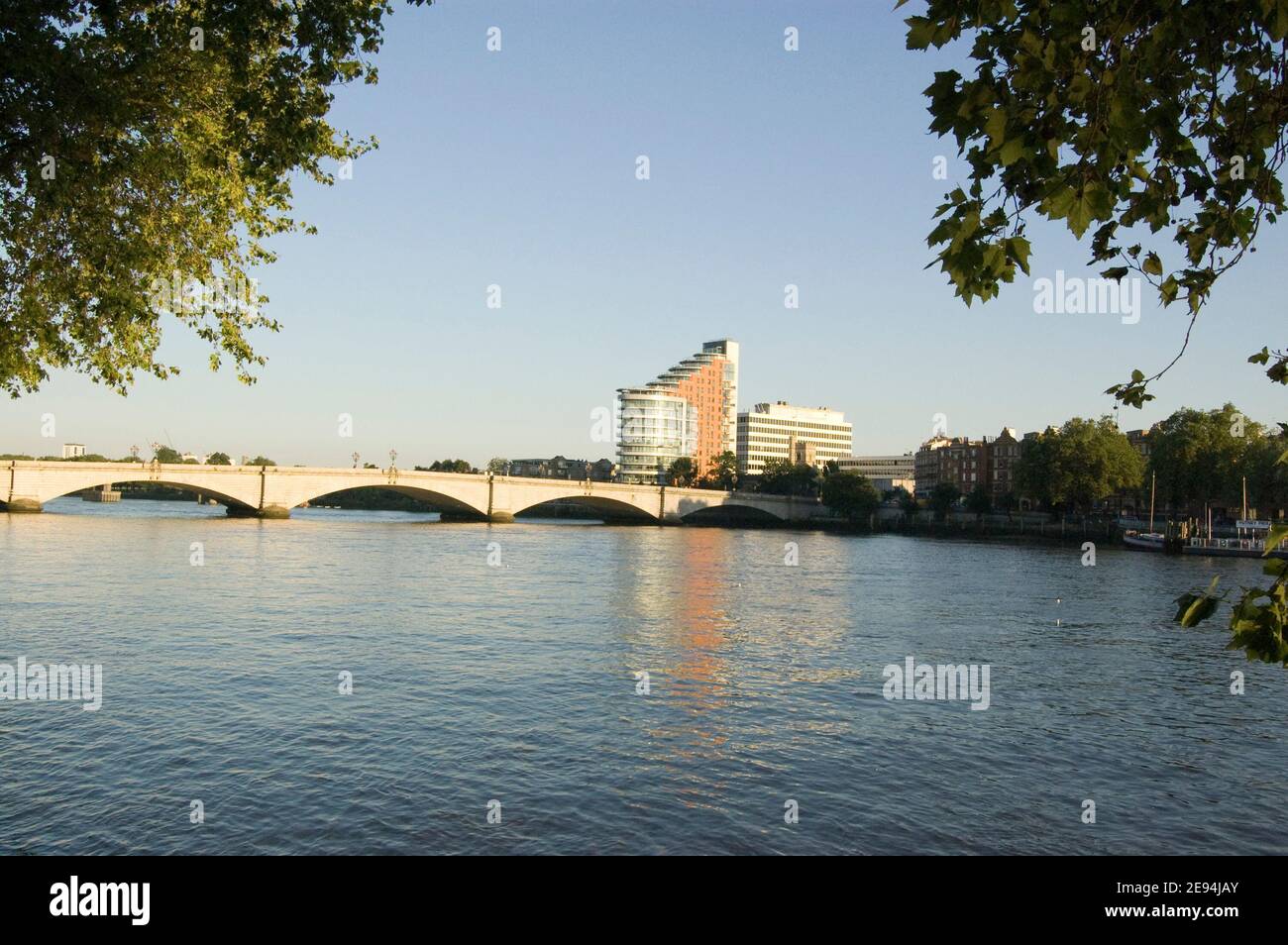 Vista sul Tamigi da Fulham verso Putney. Londra ovest. Foto Stock