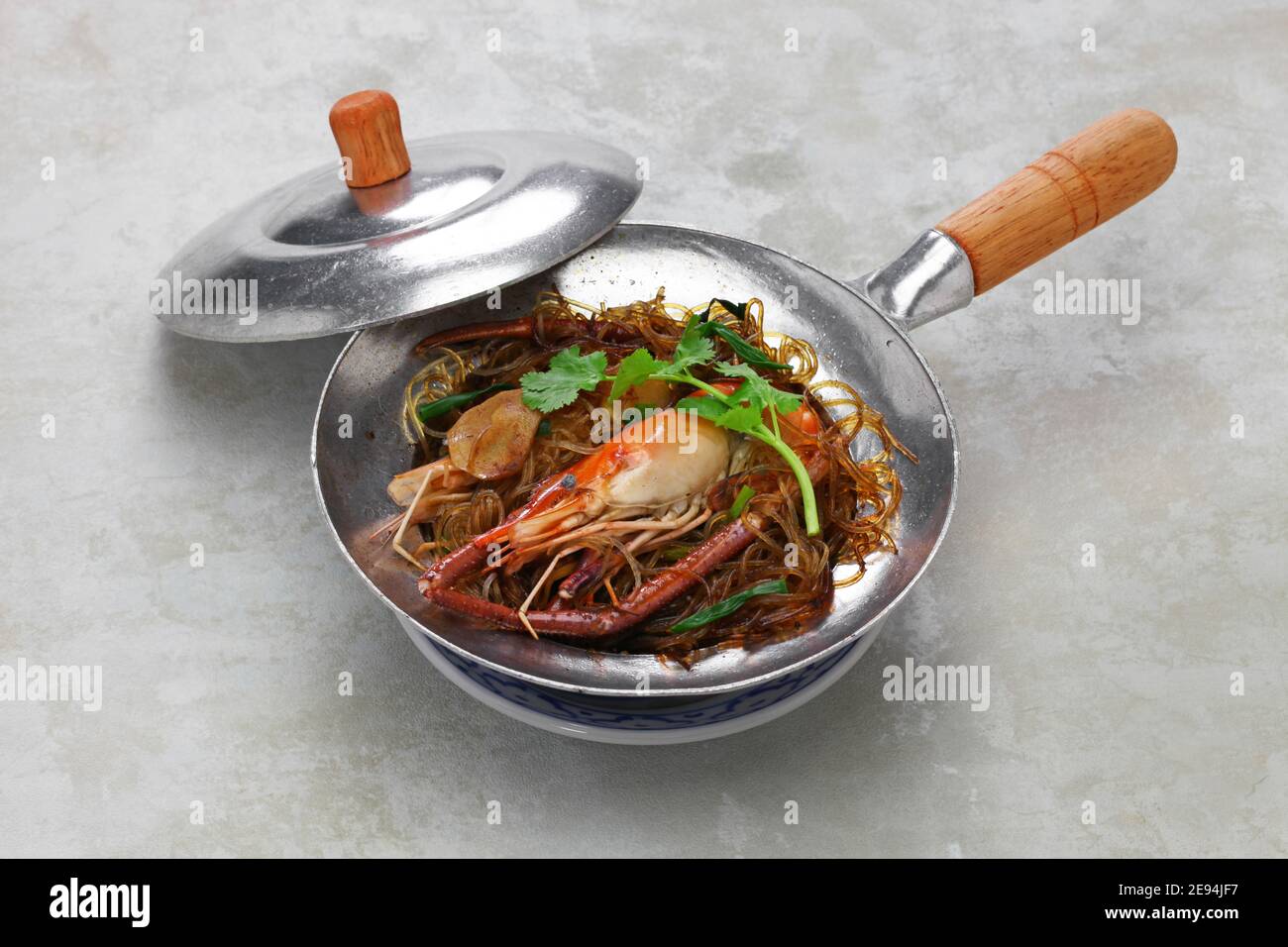 kung op wun sen, gamberi giganti di fiume al vapore in stile thailandese con noodle in vetro Foto Stock