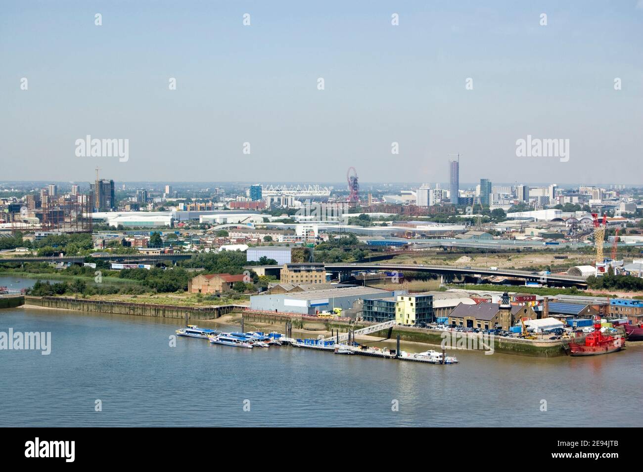 Veduta aerea di Newham, Londra Est. Con Trinity Buoy Wharf davanti e lo stadio di Stratford dietro. Foto Stock