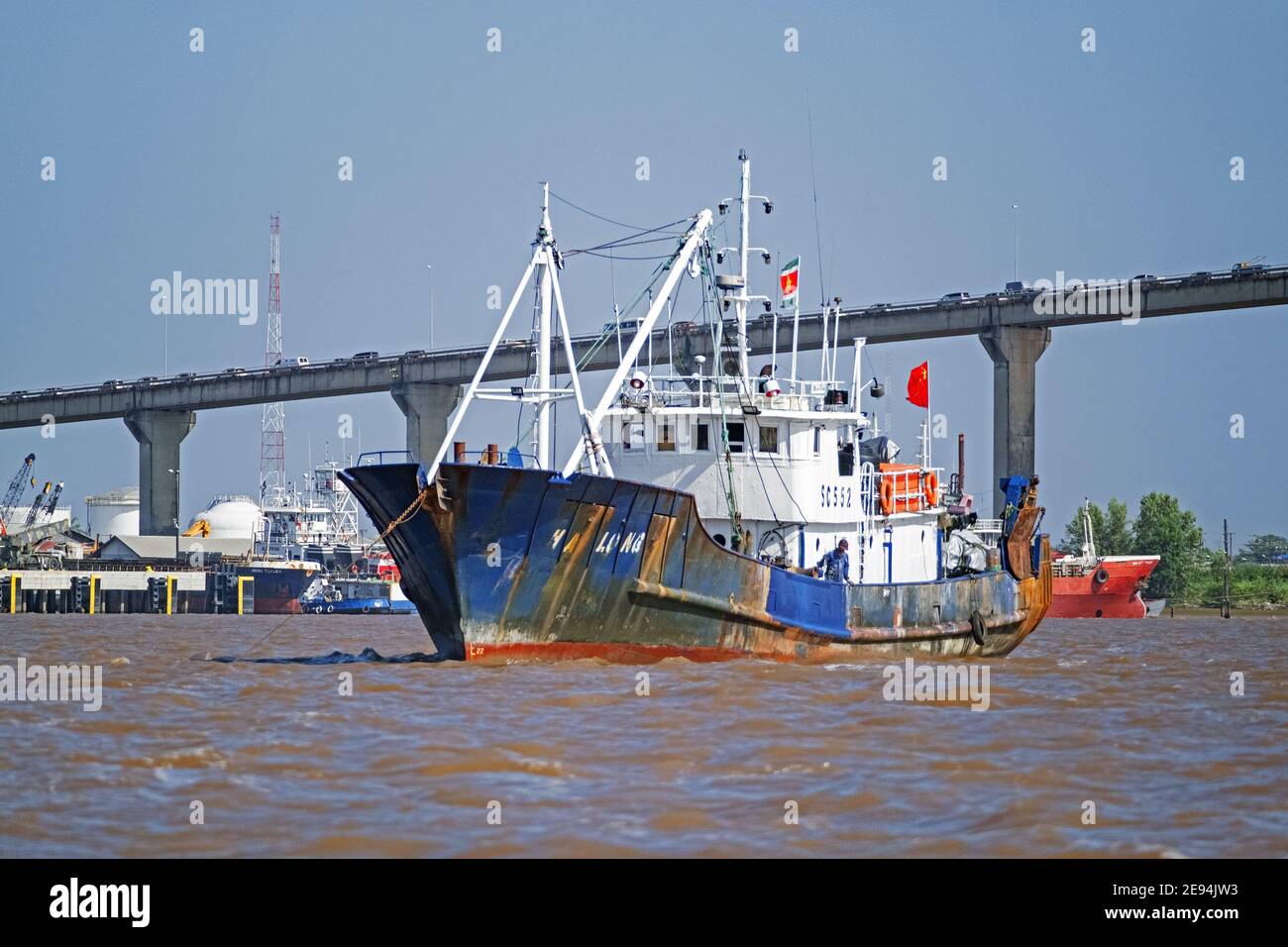 Barca da pesca commerciale / peschereccio a vela sotto il ponte Jules Wijdenbosch / Bosje Brug sul fiume Suriname a Paramaribo, Suriname / Surinam Foto Stock