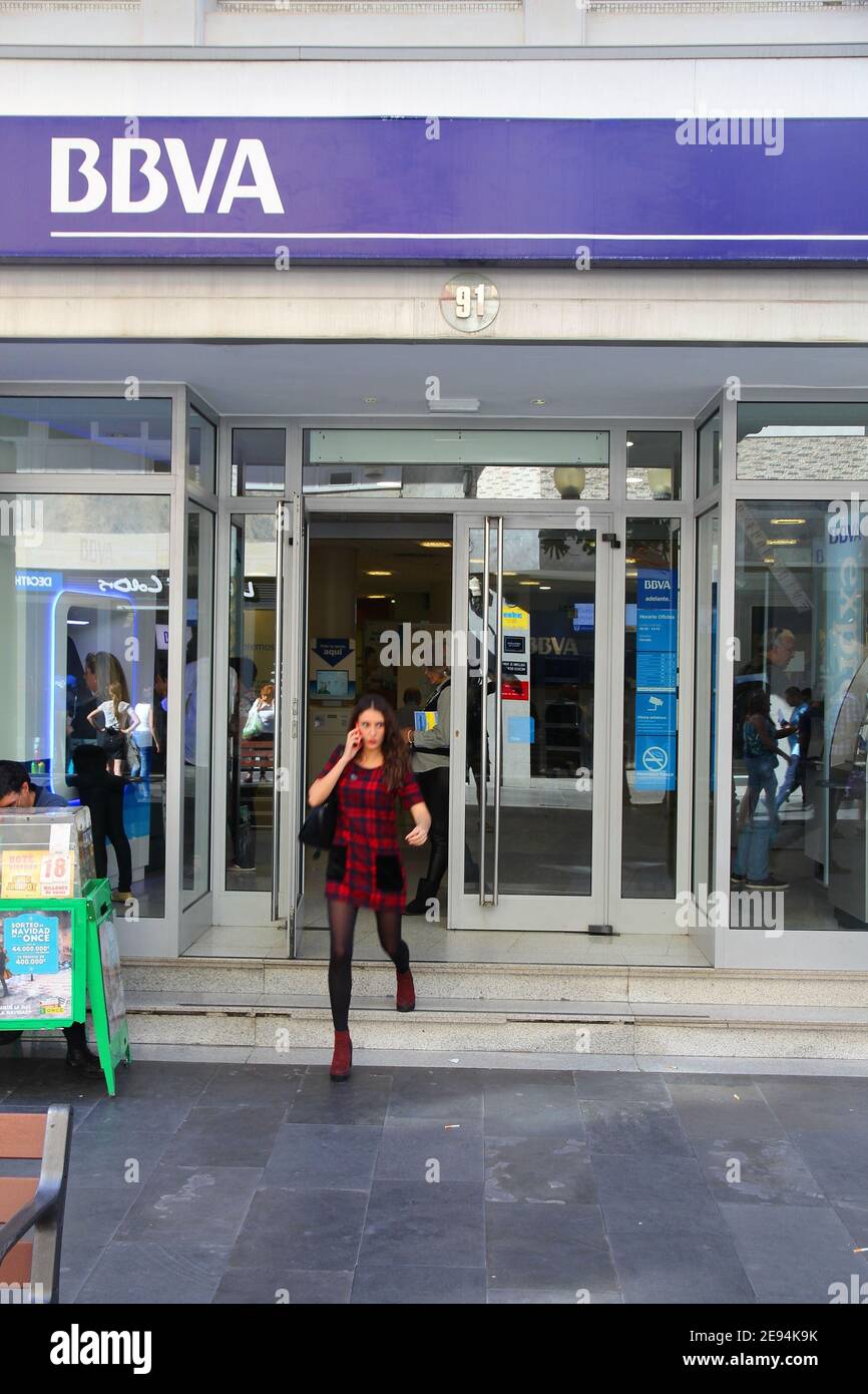 LAS PALMAS, Spagna - 30 novembre 2015: la gente visita BBVA banca filiale a Las Palmas Spagna. Il Banco Bilbao Vizcaya Argentaria (BBVA) è un grande spagnolo b Foto Stock