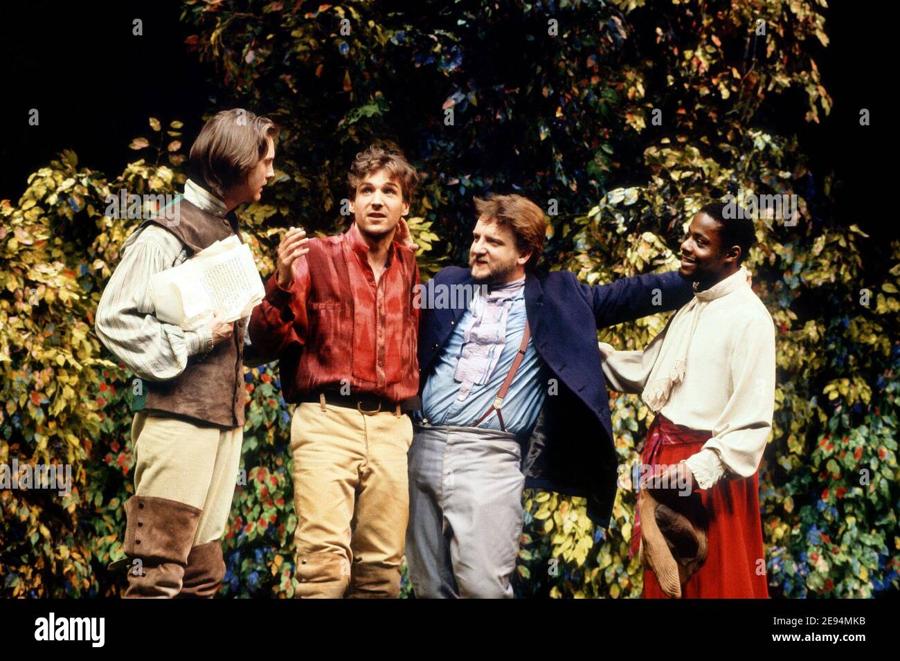 l-r: Bernard Wright (Longaville), Ralph Fiennes (Berowne), Simon Russell Beale (Re di Navarra), Paterson Joseph (Dumaine) in LOVE'S LABOR'S LOST by Shakespeare alla Royal Shakespeare Company (RSC), Royal Shakespeare Theatre, Stratford-upon-Avon 05/09/1990 design: Timothy o’Brien Hands regista Foto Stock