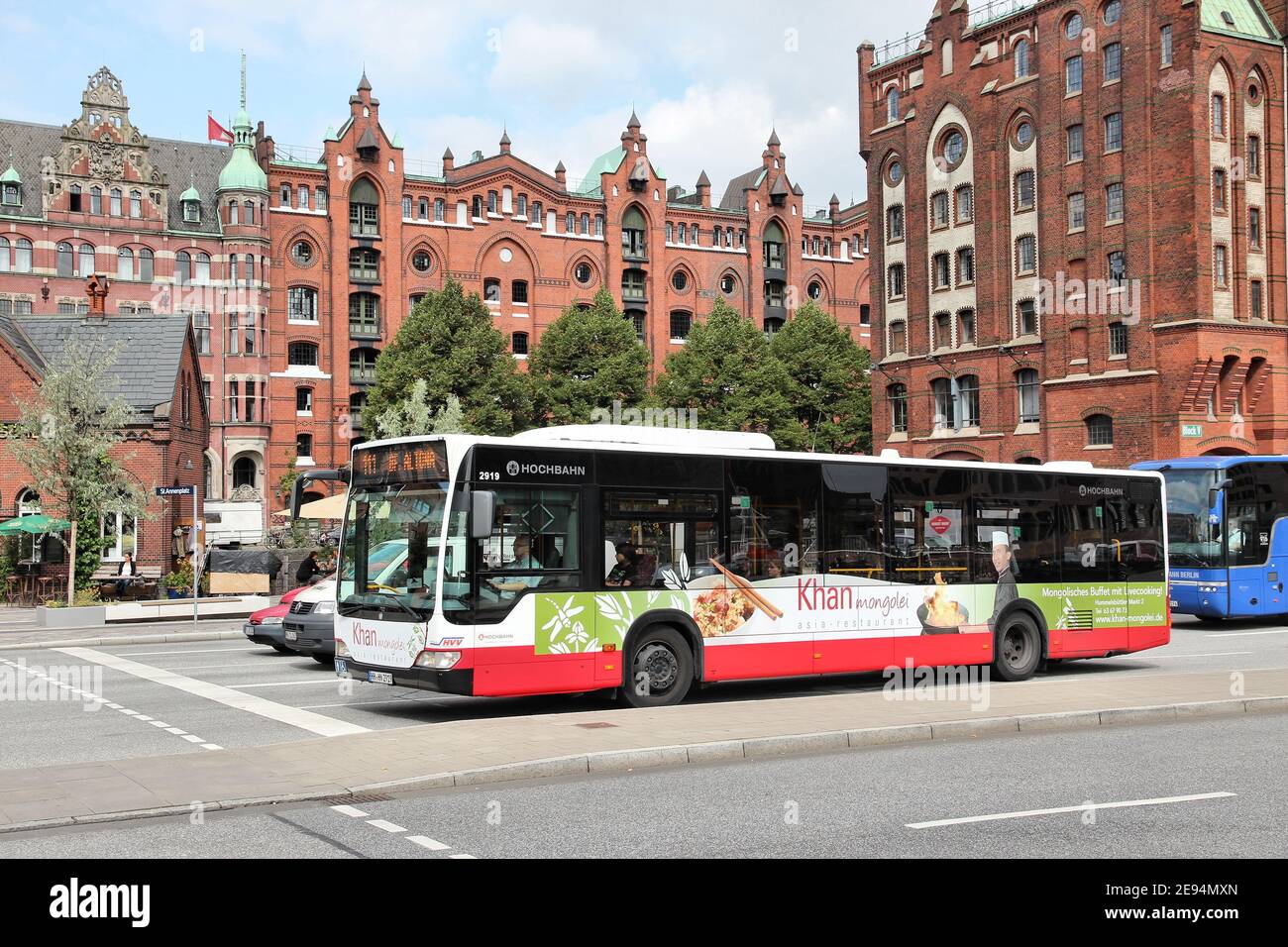 Amburgo, Germania - 29 agosto 2014: la gente ride bus pubblico ad Amburgo. Hamburger Hochbahn opera metropolitana e la maggior parte degli autobus di Amburgo. Esso impiega 4 Foto Stock