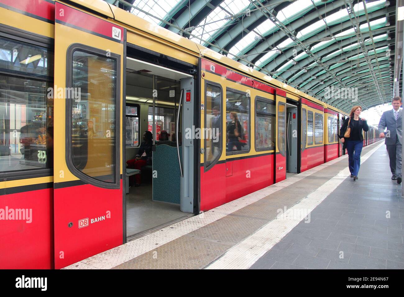 BERLINO, GERMANIA - 26 AGOSTO 2014: I passeggeri aspettano alla stazione ferroviaria Ostbahnhof di Berlino. La stazione risale al 1842 ed è una delle 11 stazioni i Foto Stock