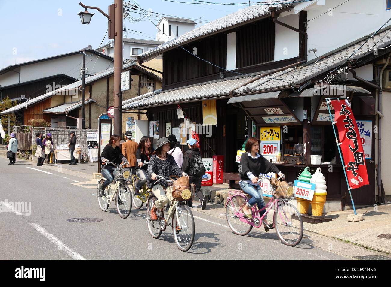 KYOTO, GIAPPONE - 17 APRILE 2012: La gente visita Arashiyama a Kyoto, Giappone. Arashiyama è un luogo designato a livello nazionale di bellezza paesaggistica e sito storico Foto Stock