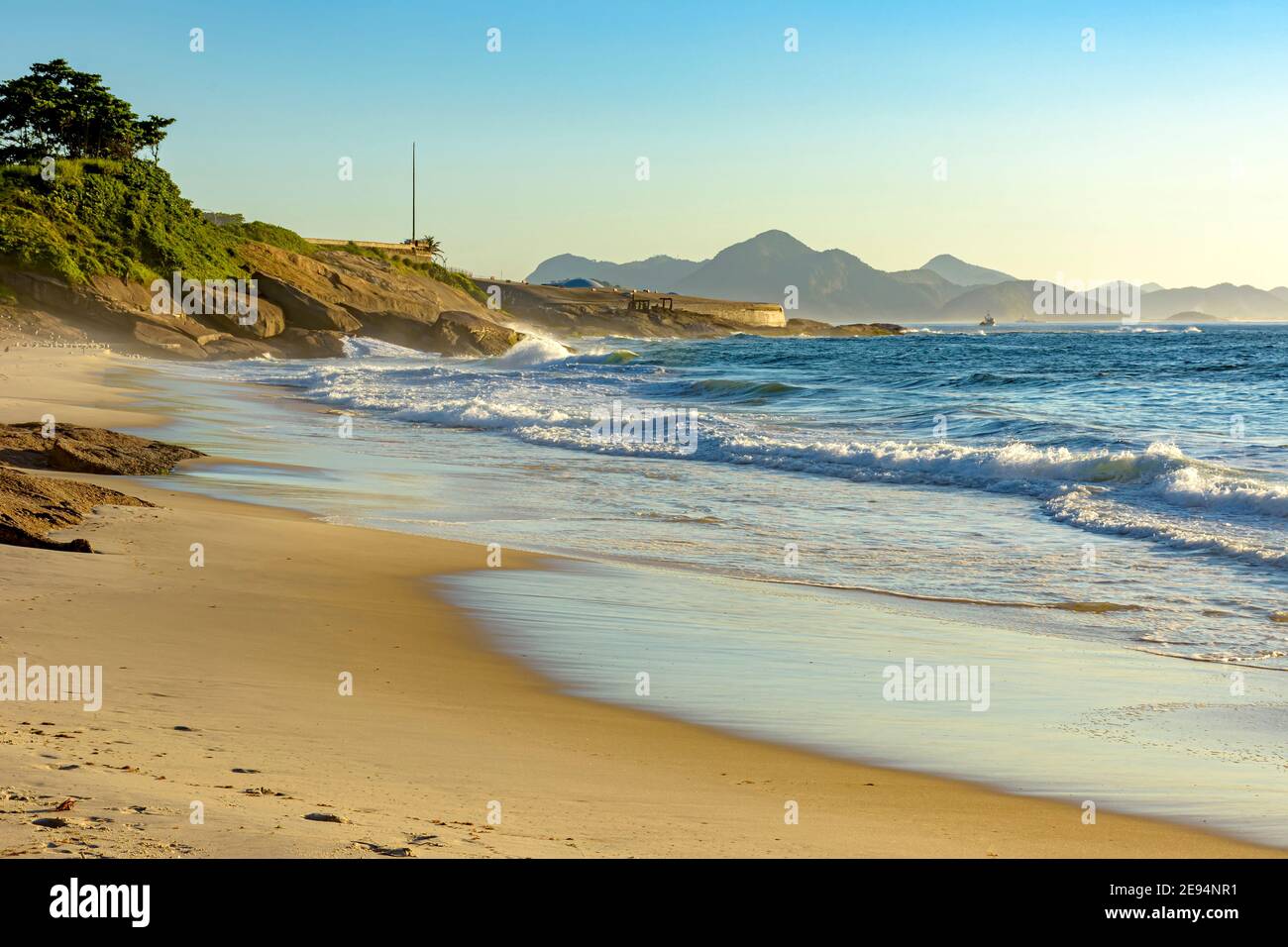 Devil's Beach a Ipanema Rio de Janeiro deserta all'alba con le montagne sullo sfondo Foto Stock