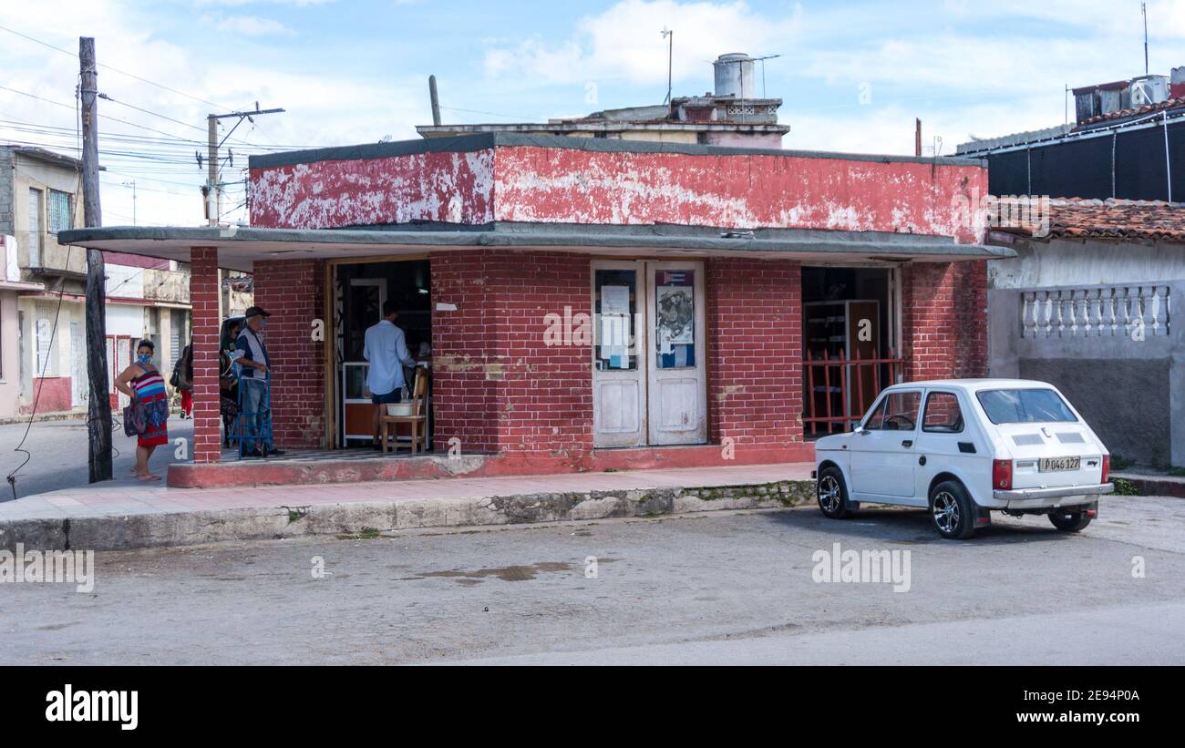 La piccola serie di persone in una farmacia a Santa Clara, Cuba. Per ridurre la visibilità delle line-up il governo provinciale ha istituito un sistema w Foto Stock