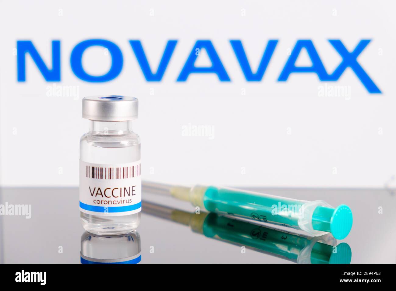 Logo Novavax sullo sfondo del flacone o flaconcino con vaccino e siringa per iniezione per la prevenzione del coronavirus, SARS-COV-2, Covid-19, gennaio Foto Stock