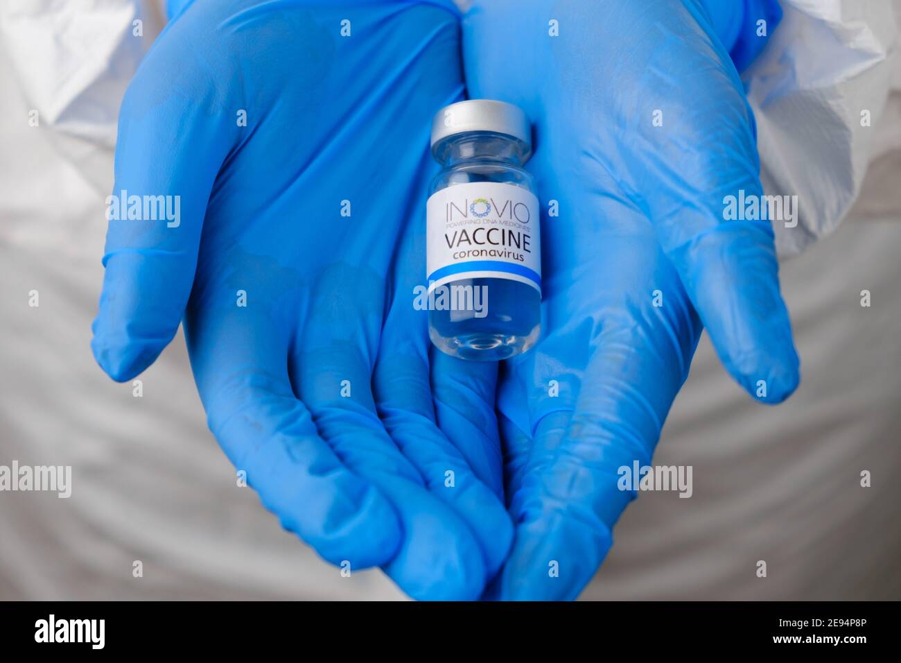 Vaccino INOVIO per la prevenzione del coronavirus, Covid-19, Sars-Cov-2 in medici mani in guanti di gomma blu, gennaio 2021, San Francisco, USA. Foto Stock