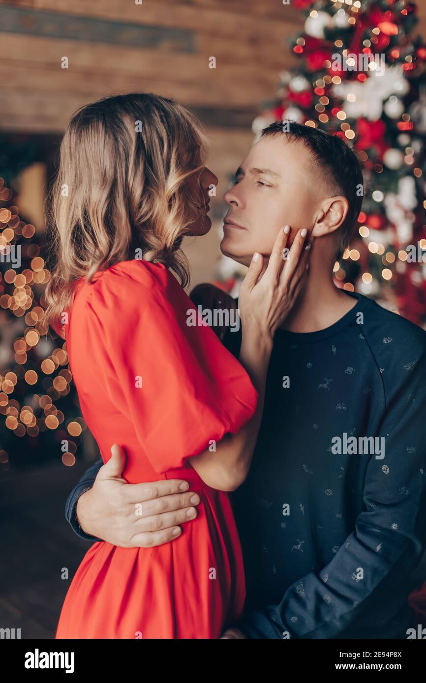 Ragazzo con una ragazza nel nuovo anno interno Foto Stock