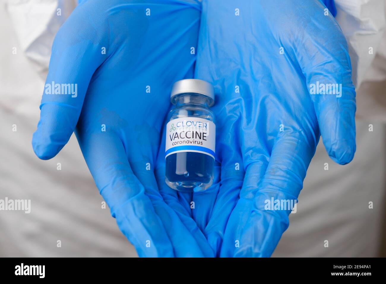Vaccino Clover per la prevenzione del coronavirus, Covid-19, Sars-Cov-2 in medici mani in guanti di gomma blu, gennaio 2021, San Francisco, USA. Foto Stock