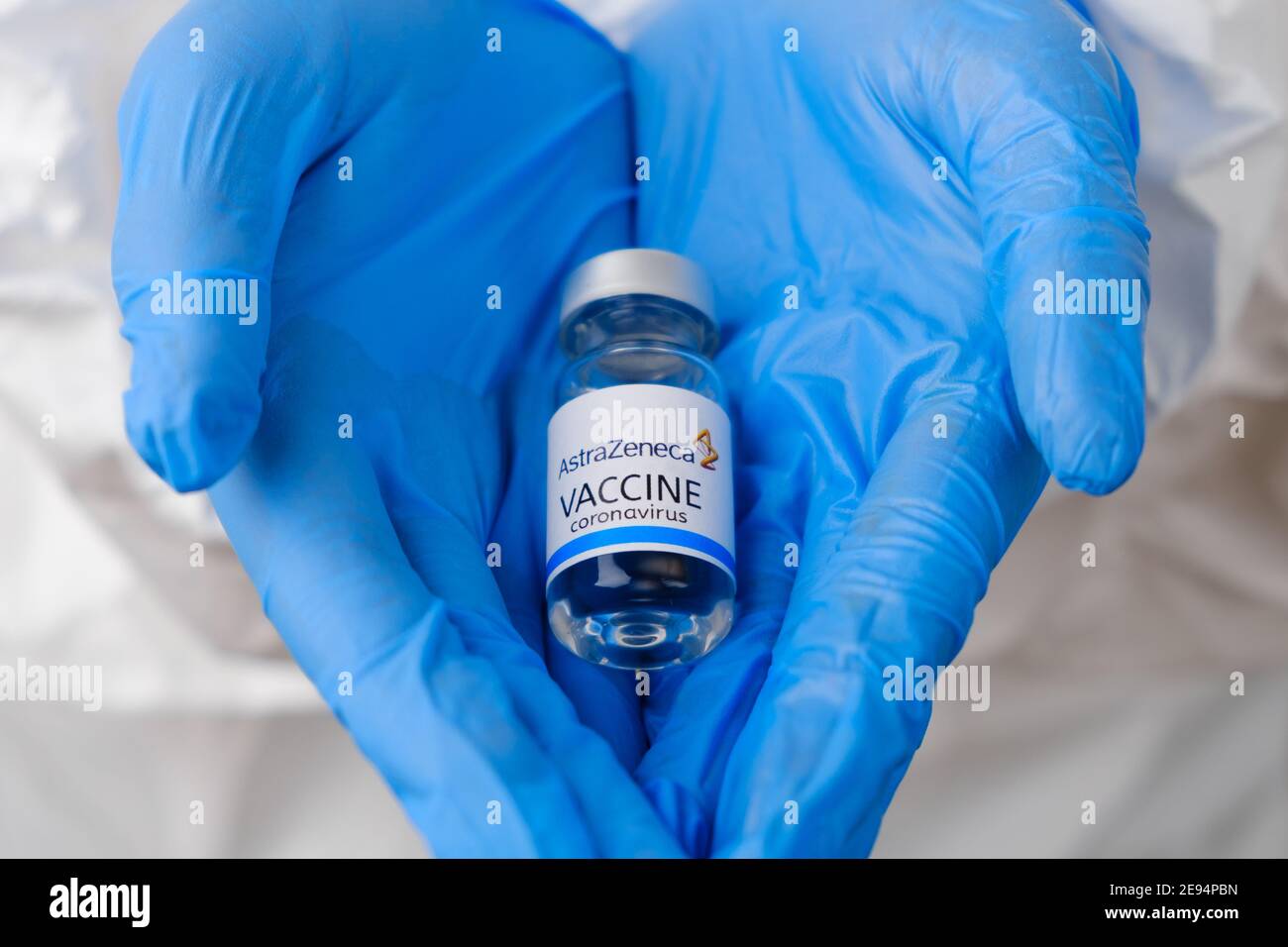 Vaccino AstraZeneca per la prevenzione del coronavirus, Covid-19, Sars-Cov-2 in medici mani in guanti di gomma blu, gennaio 2021, San Francisco, USA. Foto Stock