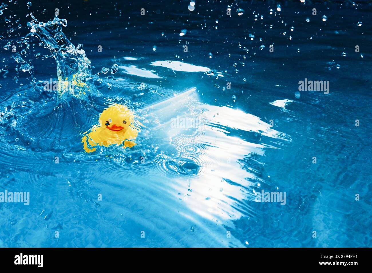 L'anatra giocattolo cade in acqua con un tuffo Foto Stock