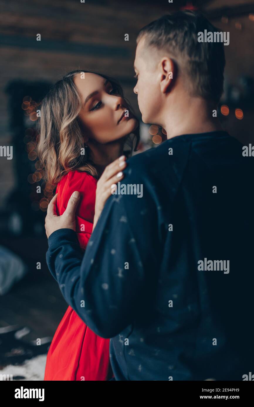Ragazzo con una ragazza nel nuovo anno interno Foto Stock