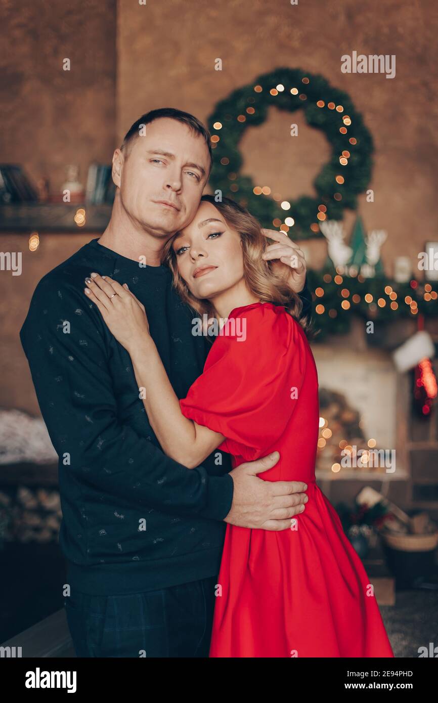 Ragazzo con una ragazza nel nuovo anno interno Foto Stock