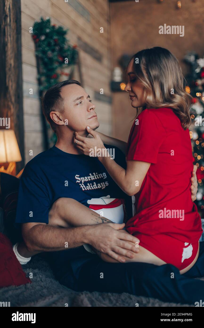 Ragazzo con una ragazza nel nuovo anno interno Foto Stock