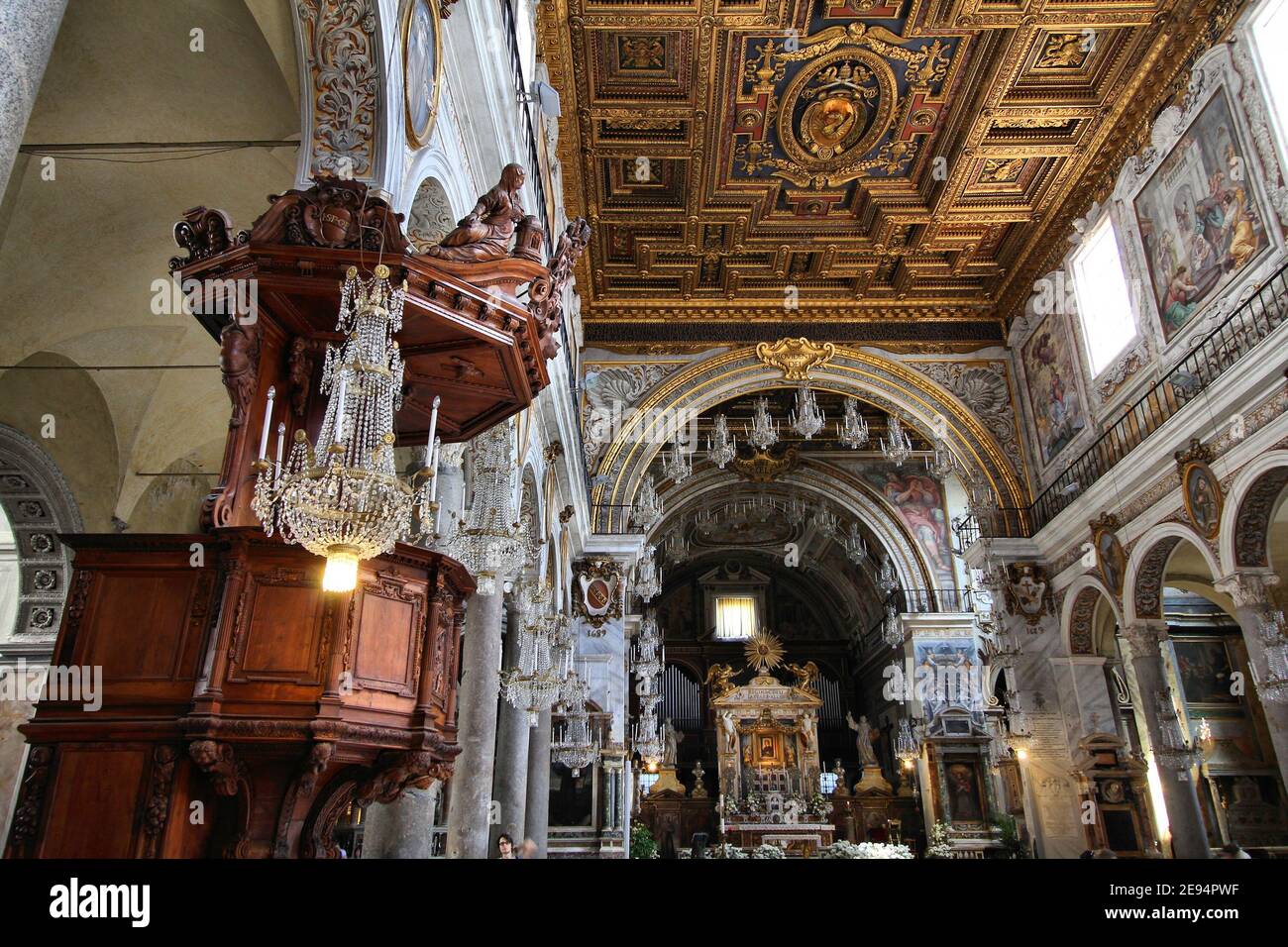 ROMA, ITALIA - 8 APRILE 2012: Interno della Basilica di Santa Maria in Aracoeli a Roma. La famosa chiesa romanica risale al 12 ° secolo. Foto Stock