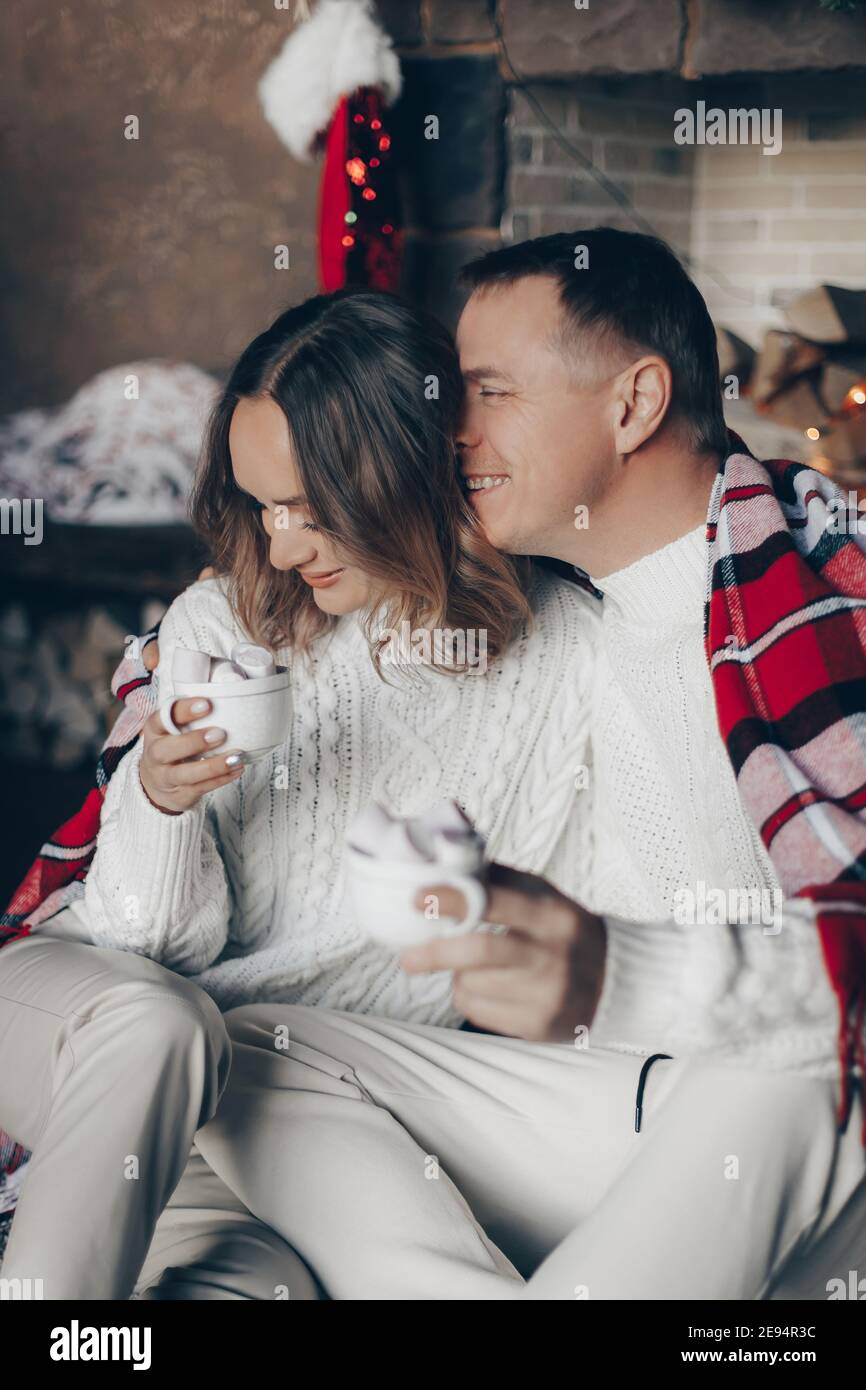 Ragazzo con una ragazza nel nuovo anno interno Foto Stock