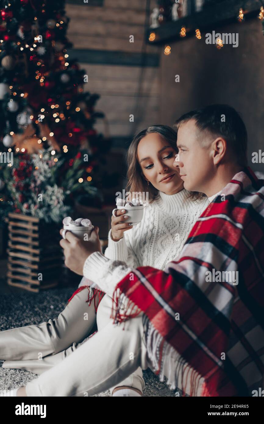 Ragazzo con una ragazza nel nuovo anno interno Foto Stock