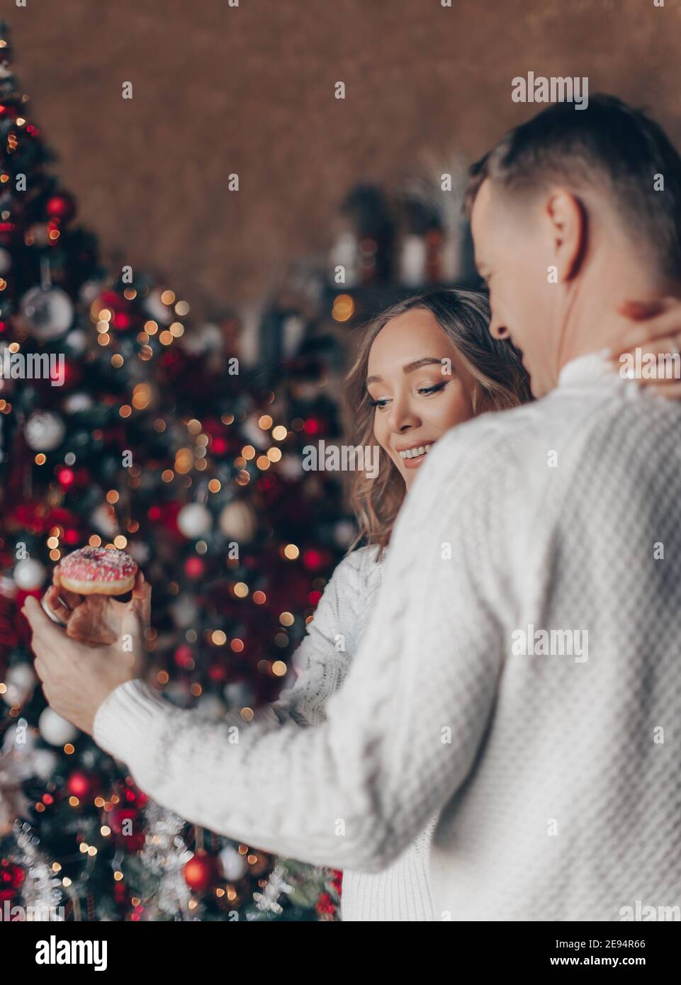 Ragazzo con una ragazza nel nuovo anno interno Foto Stock