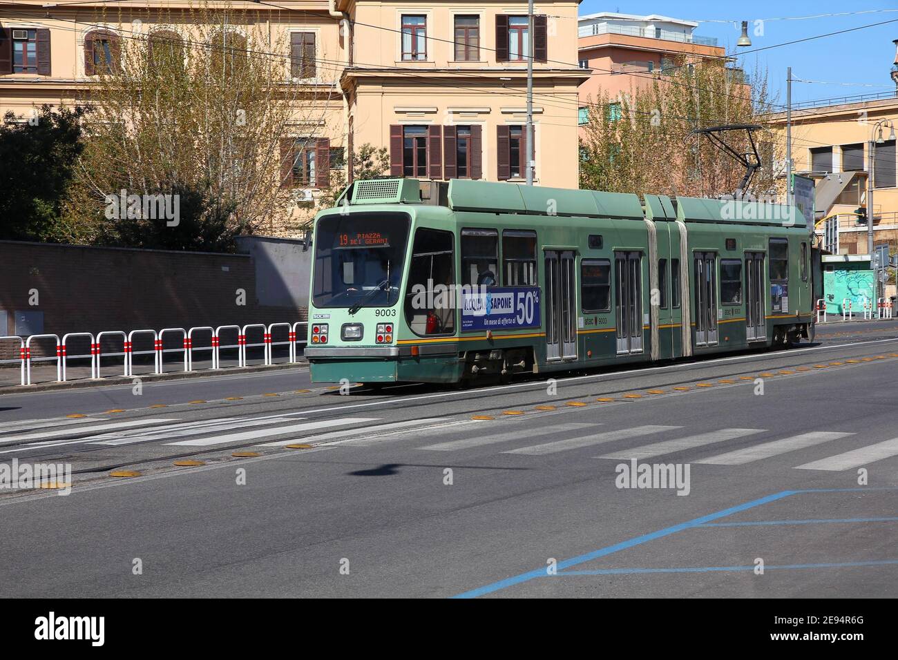 ROMA, ITALIA - 9 APRILE 2012: La gente guida il tram ATAC a Roma, Italia. Nel 2009 ATAC ha fornito più di 1.1 miliardi di corse in tram, metropolitana e autobus. Foto Stock