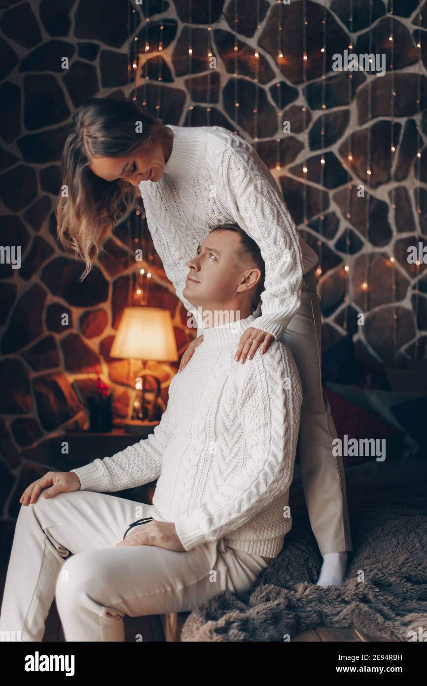 Ragazzo con una ragazza nel nuovo anno interno Foto Stock