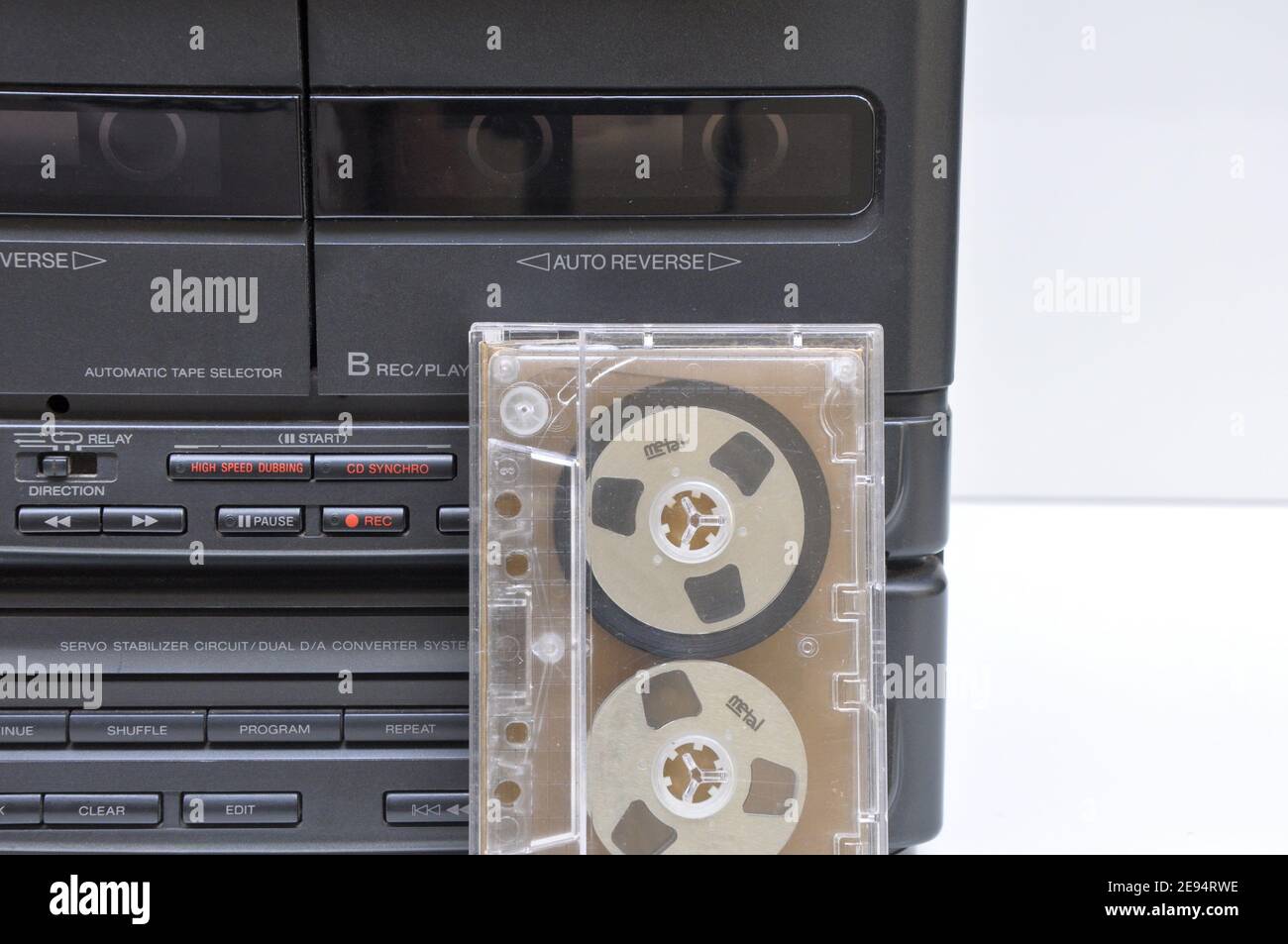 Impianto stereo, dettaglio pulsanti di comando, lettore cd e compartimento per cassette audio cssssete, con nastro metallico davanti, vintage, Brasile, Sud America Foto Stock